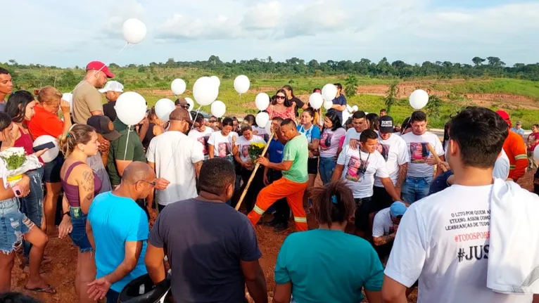 Familiares e amigos cobraram por justiça