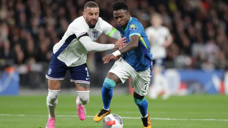 Vinicius Jr disputa jogada com Kyle Walker durante vitória do Brasil sobre a Inglaterra, no último sábado (23), em Londres.