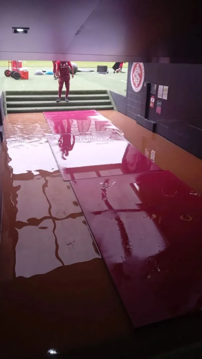 A área de vestiários do Beira-Rio ficou completamente inundada.