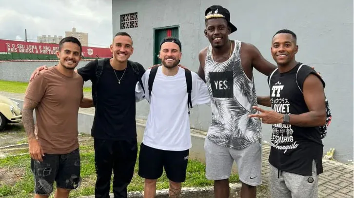 Vintecinco ao lado de Robinho, Lucas Lima e outros jogadores do Santos.