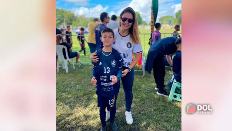 O jovem João Paulo de 9 anos e sua mãe Kelly Wanzeler