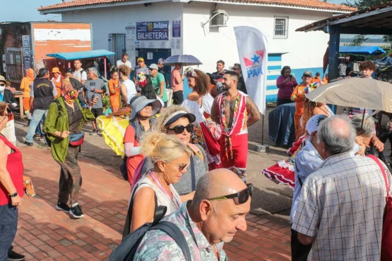 Dança e animação recepcionaram quem desembarcou na cidade