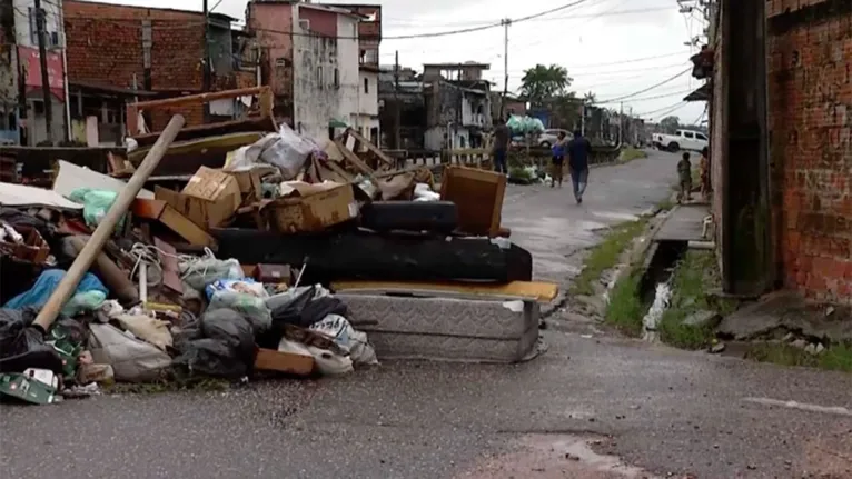 Móveis em meio ao lixo e na beira de canal, uma realidade dura em Belém