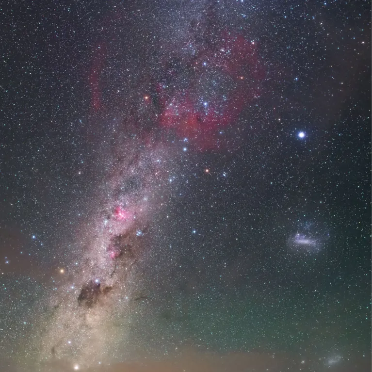 A nebulosa Gum 12, lar de muitos glóbulos Bok, vista sobre o deserto do Atacama, no norte do Chile.