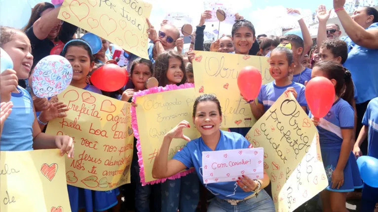 Os moradores celebraram com a prefeita Patrícia Alencar a pavimentação completa do conjunto.