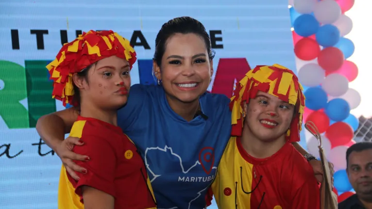 A prefeita Patrícia Alencar esteve na entrega da escola, que conta com uma sala de AEE