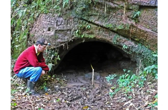 Do lado de fora da entrada de uma paleotoca.