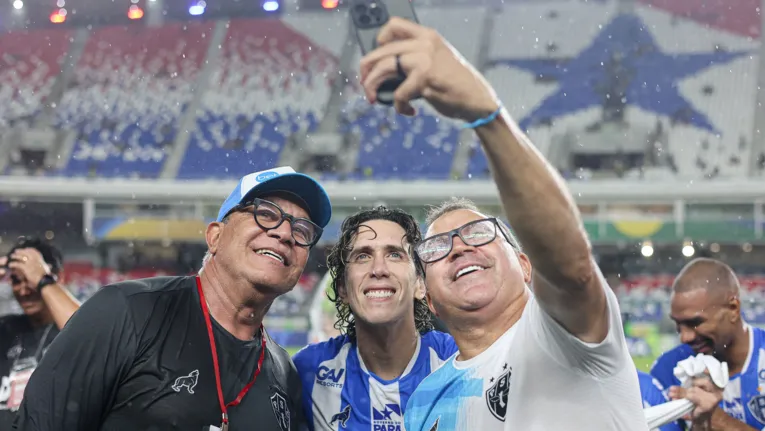 O técnico Hélio dos Anjos e o atacante Nicolas, destaques da campanha invicata do Papão, fazendo uma selfie com o ex-jogador Zé Augusto.