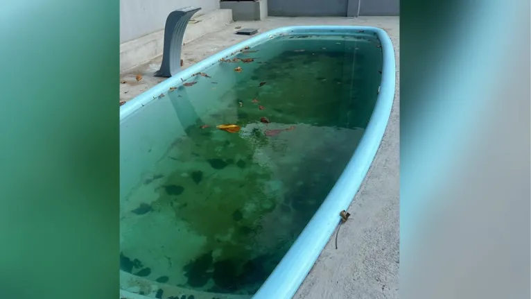 Além de todo o descaso, uma piscina abandonada no lugar pode ser foco para a proliferação do Aedes Aegypti, mosquito causador da dengue.