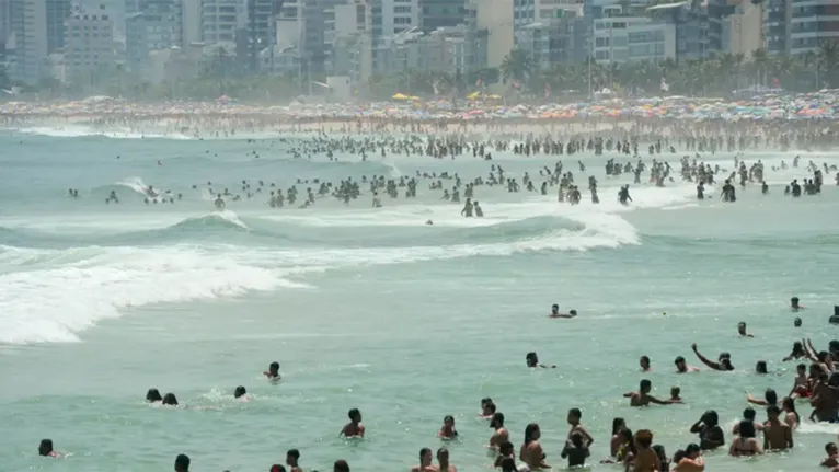 Cariocas e turistas lotam praia de Ipanema, na zona sul, em dia de forte calor no Rio de Janeiro.
