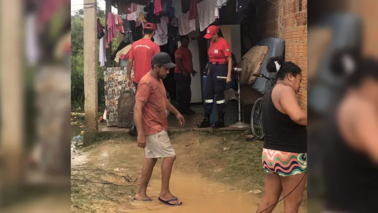 Famílias mudando na manhã deste domingo (14), no Bairro Filadélfia