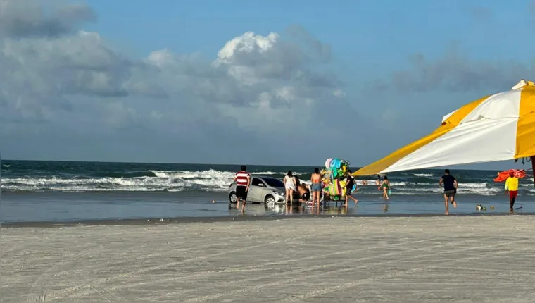 Imagem mostra o desespero de frequentadores da praia do Atalaia, em Salinas, com o atolamento de um carro