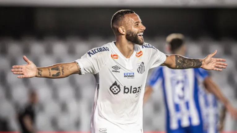 Guilherme comemora o segundo gol da vitória do Santos sobre o Paysandu na estreia da Série B.