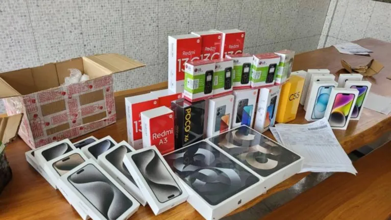 foram apreendidos 36 celulares e dois tabletes, todos sem documentação fiscal, escondidos no meio de outras cargas. As mercadorias foram avaliadas em R$ 187.776,00.