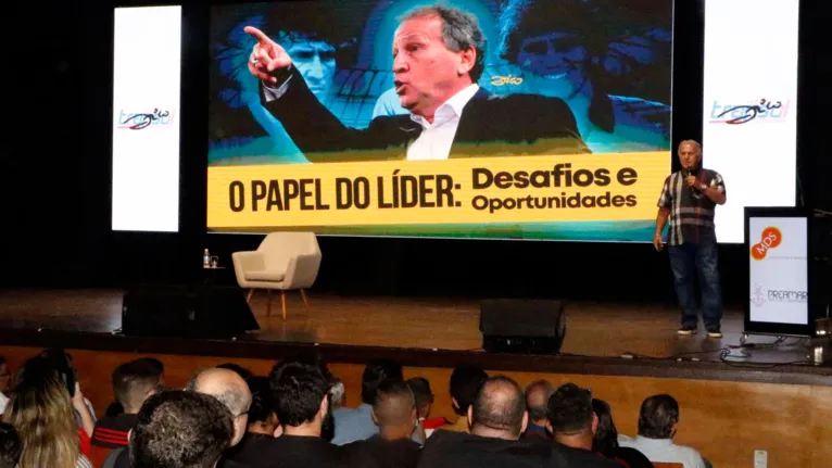 Zico citou vários exemplos de liderança vividos durante a carreira como jogador, como os de Paulo César Carpegiani e Telê Santana.