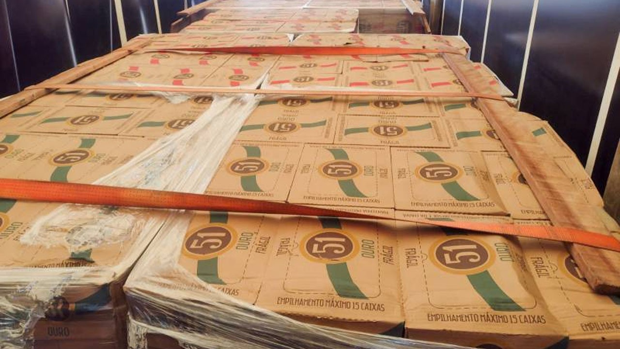Foram apreendidas 840 caixas, com 10.080 garrafas de cachaça, que saíram de Pirassununga (SP) com destino a Marituba