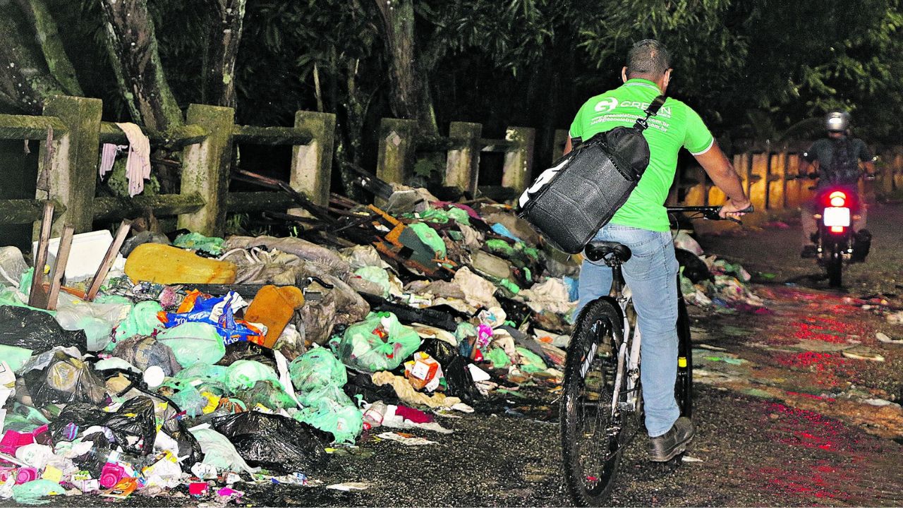 Abandono: lixo acumula em Belém e Ananindeua
