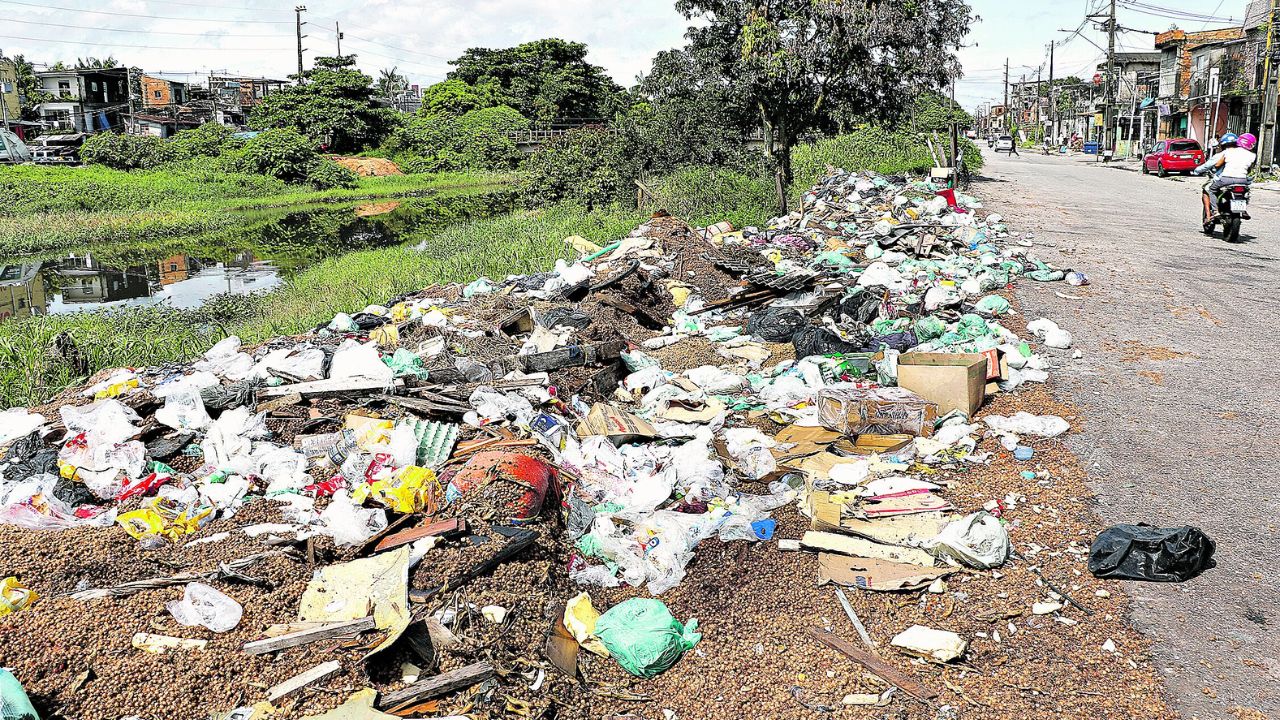 Lixo permanece acumulado em várias ruas da capital