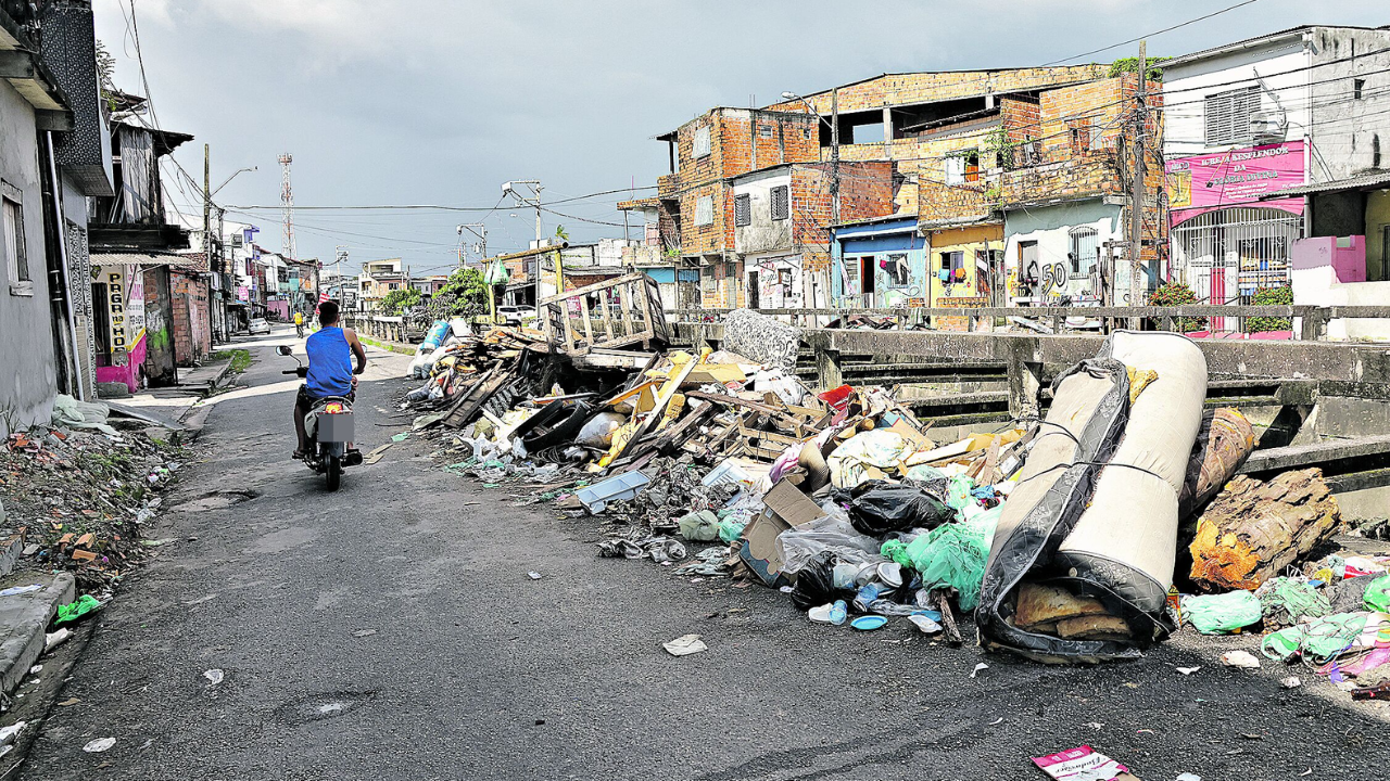 Lixo segue espalhado pelas ruas de Belém