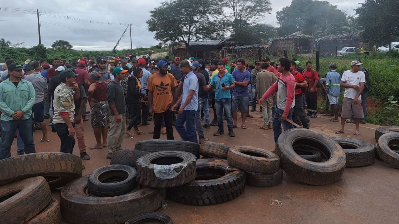Maninfestantes bloquearam o acesso a Vila Três Voltas na Vila Palmares II