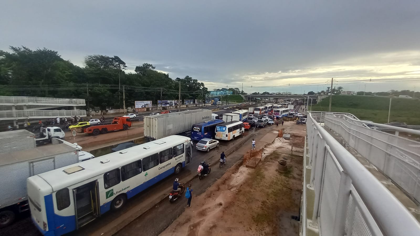 Rio Uriboca transborda e complica trânsito na BR-316