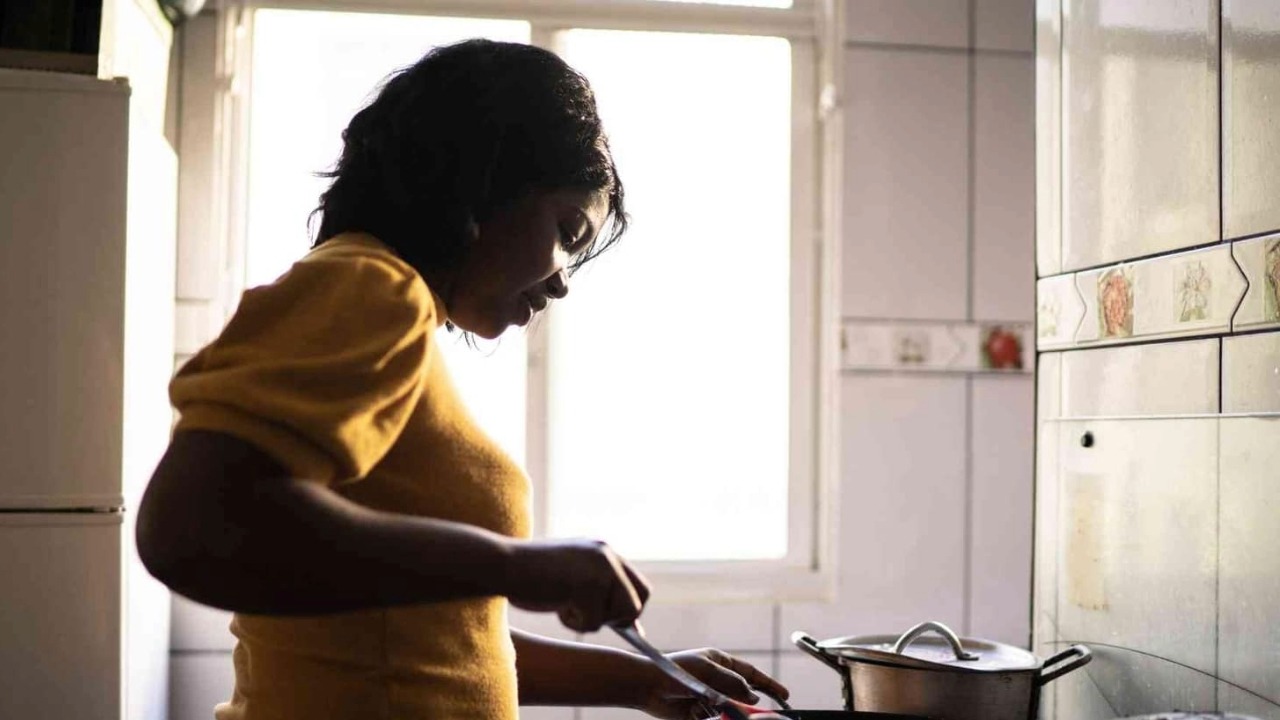 Fazer comida em casa também pode ser uma boa ideia para sair do vermelho e conseguir renda extra