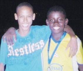 Foto de Gustavo Vintecinco ao lado de Neymar, quando os dois ainda ersam crianças e treinavam nas categorias de base do Santos.