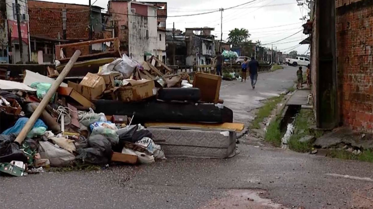 Móveis em meio ao lixo e na beira de canal, uma realidade dura em Belém