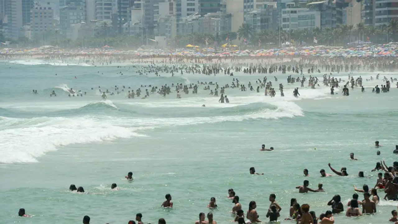 Cariocas e turistas lotam praia de Ipanema, na zona sul, em dia de forte calor no Rio de Janeiro.