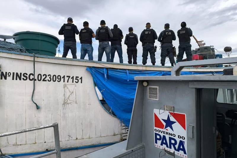 Policiais em cima da embarcação em que a droga foi apreendida
