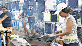 Espetinhos de churrasco foram muito procurados por torcedores antes e depois do Re-Pa.