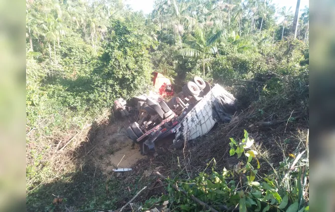 Com o impacto, a carreta saiu da pista e capotou.