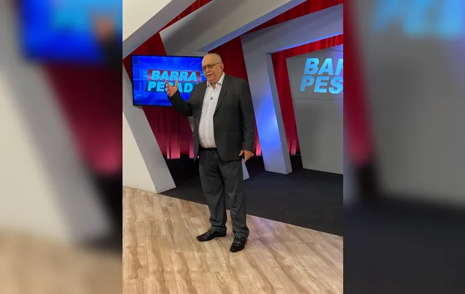 Luiz Eduardo Anaice no estúdio da RBA TV apresentando o programa Barra Pesada.