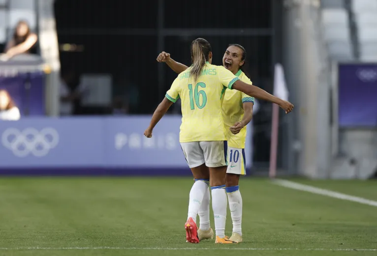 Gabi Nunes abraçando Marta após receber bela assistência