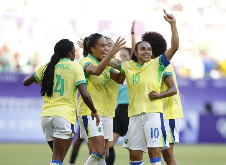Marta comemora o gol de Gabi Nunes