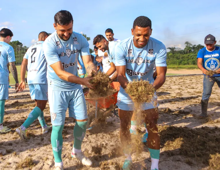 Robinho e Jean Dias participando do plantio da grama do segundo campo do CT