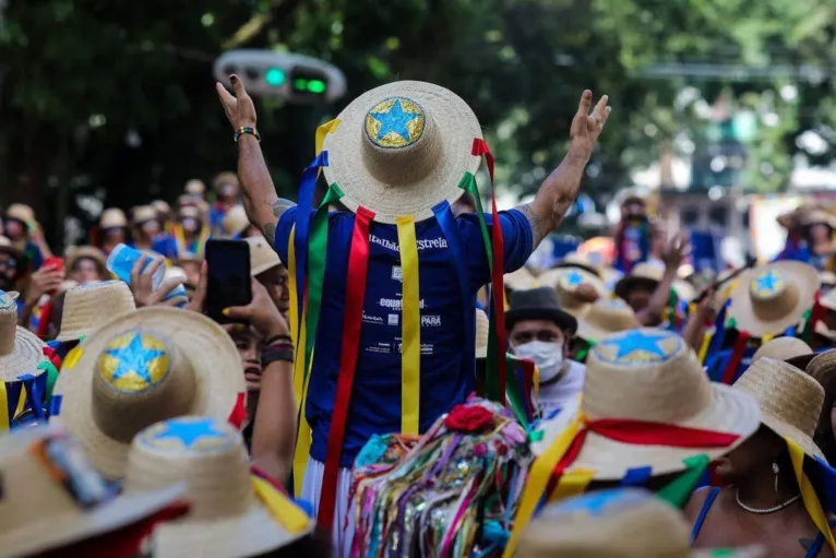 Multidão que cultua a tradição do Arrastão no período junino