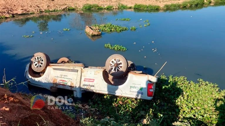 Veículo ficou com as rodas para cima