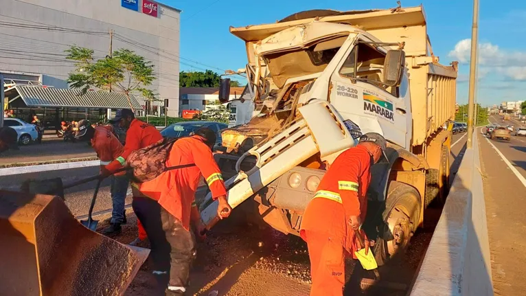 Servidores da Sevop limpam a pista que ficou suja de piçarra