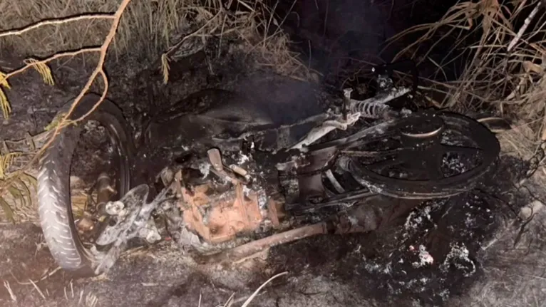 Moto da vítima ainda pegou fogo ficando totalmente destruída