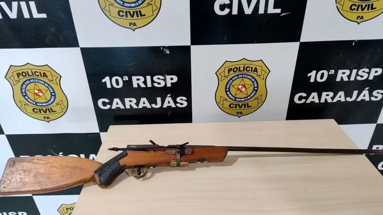 A espingarda encontrada na casa onde estava José Ricardo Teles Ribeiro