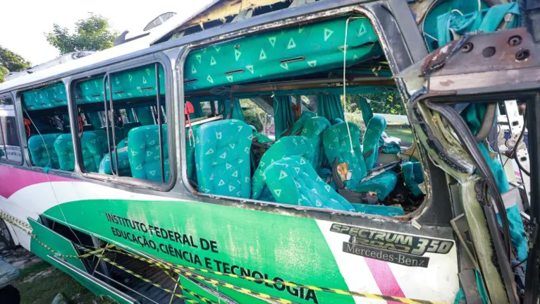 Imagem mostra as condições de destruição do ônibus devido a colisão