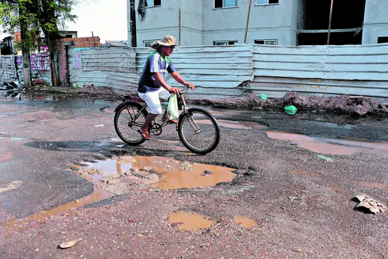 Belém, Pará, Brasil. Cidade. BURACOS RUAS BELÉM - ID 897213 - Rua da Olaria, próximo a Av. Tucunduba – Terra Firme - 28/06/2024. Foto: Ricardo Amanajás / Diario do Pará.