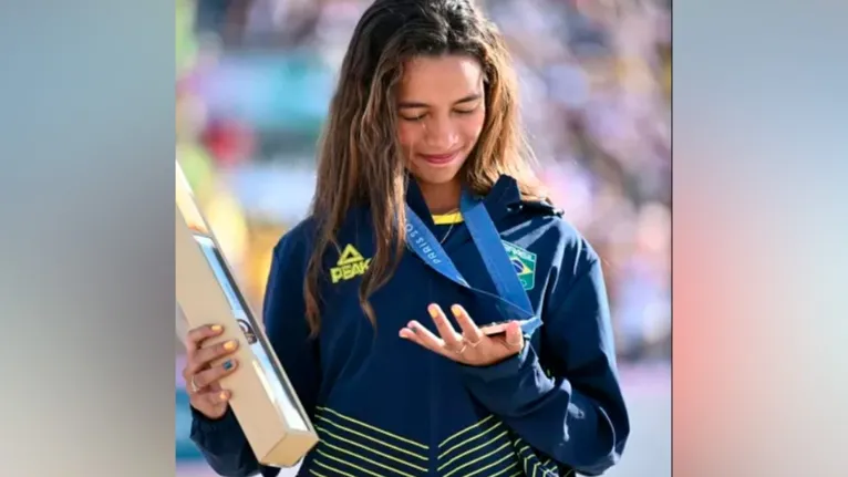Rayssa Leal faturou medalha de bronze e uma caixa com pôster dos Jogos de Paris