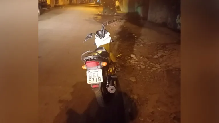 A moto que estava com o casal foi apreendida