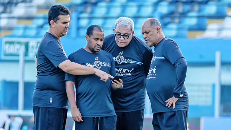 Marcelo Rocha (auxiliar técnico), Hugo Leonardo (analista de desempenho), Hélio dos Anjos e Dudu Capixaba (auxiliar técnico)