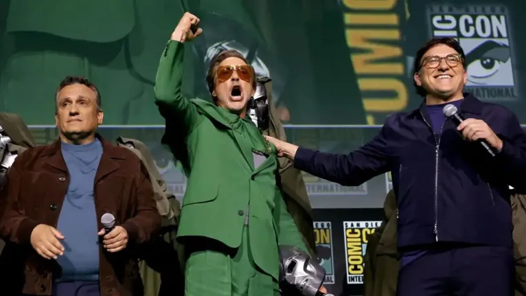 Robert Downey Jr. ao lado dos irmãos Joe e Anthony Russo falaram durante o painel da Marvel na Comic-Con, em San Diego, nos EUA