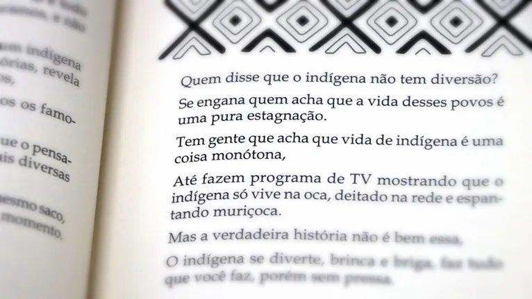 Desafiando preconceitos e celebrando a diversidade cultural indígena através de sua potente e envolvente poesia.