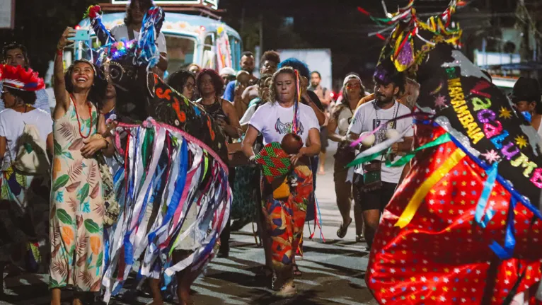 Cultura e Comunidade Unidas: O mestre Cuité Marambaia lidera o cortejo, celebrando a riqueza das tradições populares paraenses com alegria e inclusão.