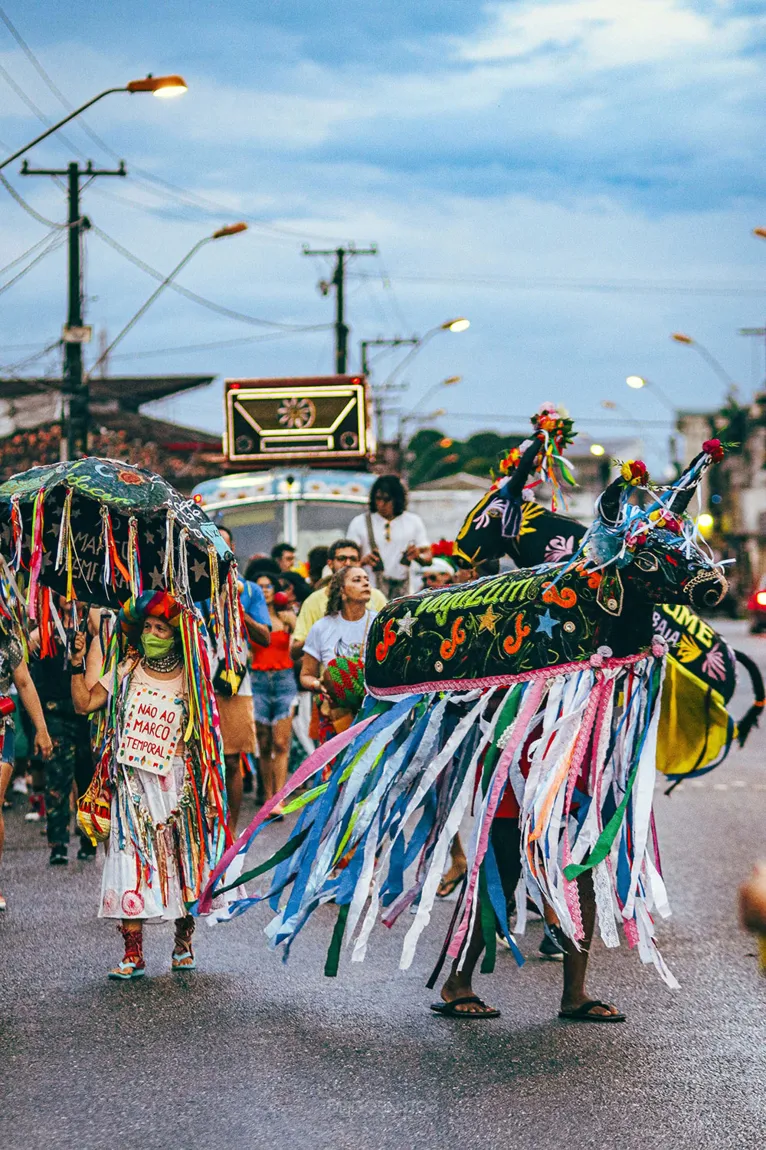 Preparação para a Festa: Participantes das oficinas culturais, incluindo dança, teatro e percussão, se reúnem para dar os toques finais nos adereços coloridos do Boi Vagalume.